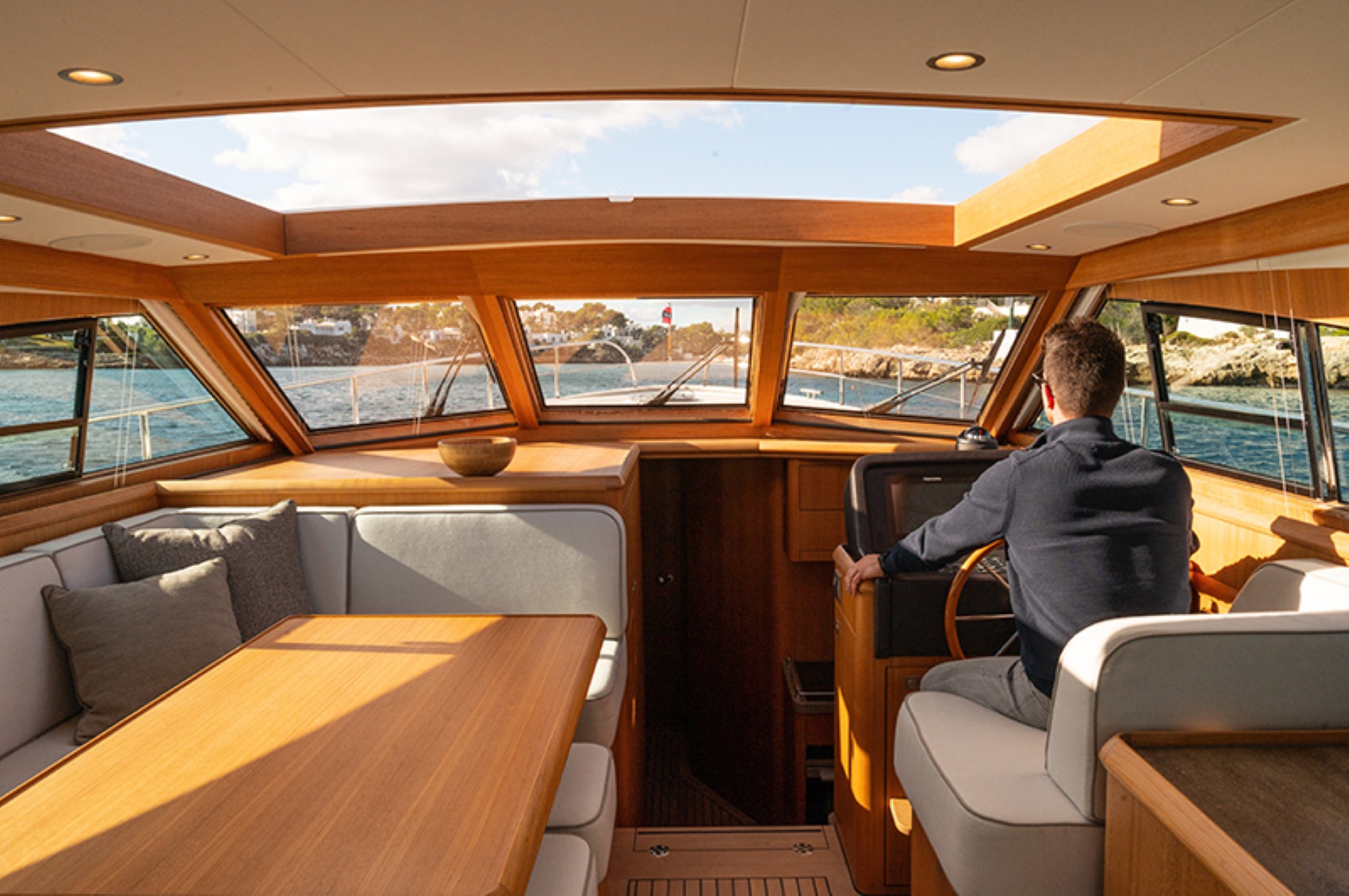 Cockpit-mykiney-luxury-yacht