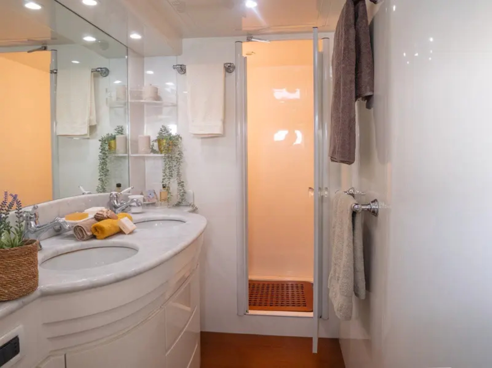 Yacht-Falcon-Blue-Gold-Mallorca-10