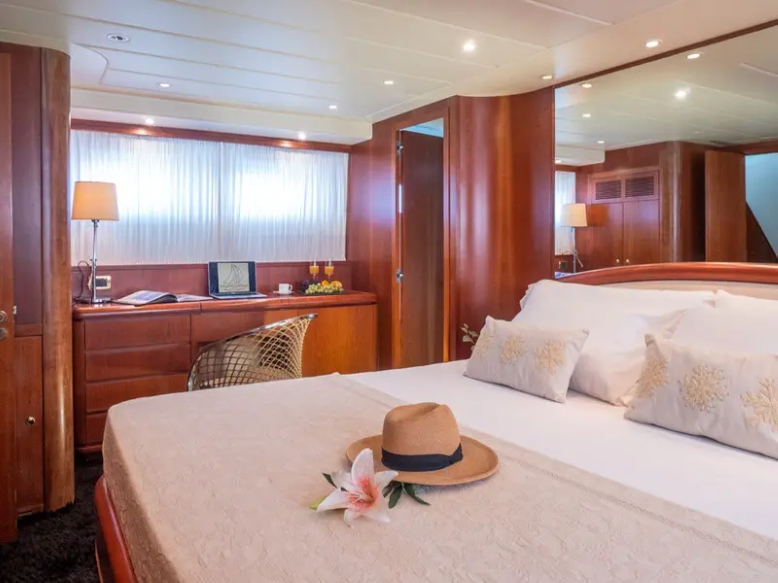 Yacht-Falcon-Blue-Gold-Mallorca-7